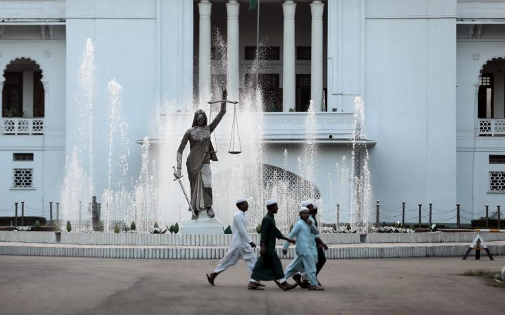 Γλυπτό της Θέμιδας απομακρύνεται από δικαστήριο του Μπαγκλαντές