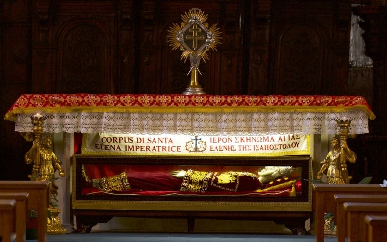 Τα ιερά λείψανα της Αγίας Ισαποστόλου Ελένης μεταφέρονται στην Ελλάδα
