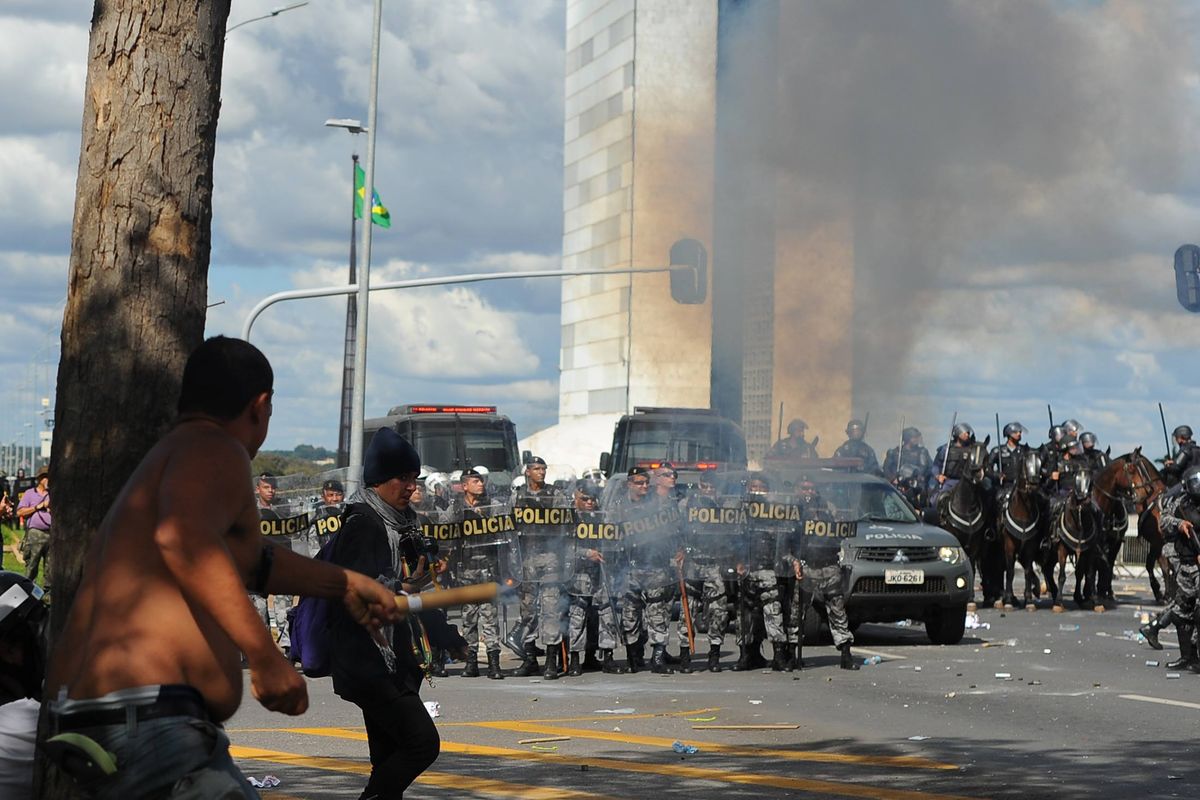Εκτός ελέγχου η κατάσταση στη Βραζιλία:Διαδηλωτές έβαλαν φωτιά σε υπουργείο