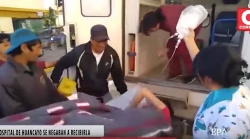 Τραυματιοφορείς έριξαν ετοιμόγεννη από φορείο (βίντεο)