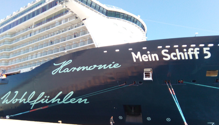 Το νεότευκτο «Mein Schiff 5» για πρώτη φορά στο λιμάνι της Σούδας