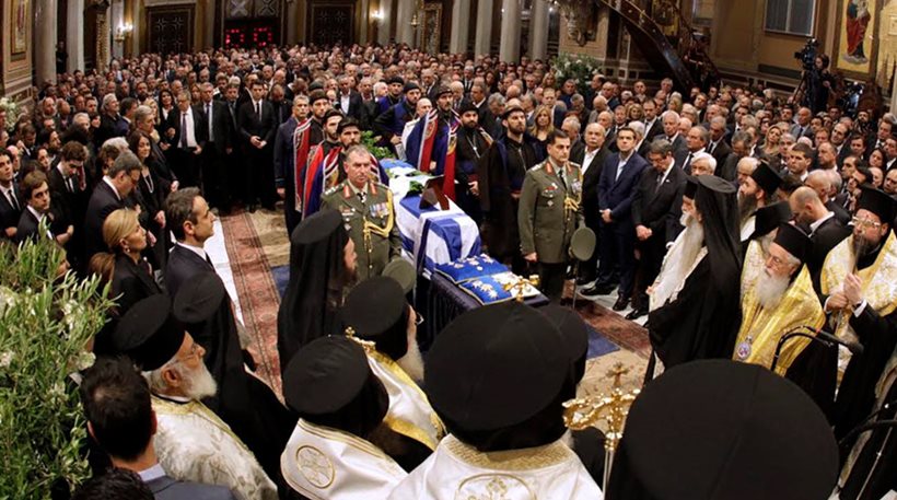 Μια κηδεία, ένα γιουχάρισμα και μια Ελλάδα που δεν αλλάζει ποτέ