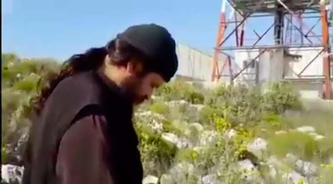 Νεαρός μοναχός (;) εξορκίζει κεραία κινητής τηλεφωνίας (βίντεο)