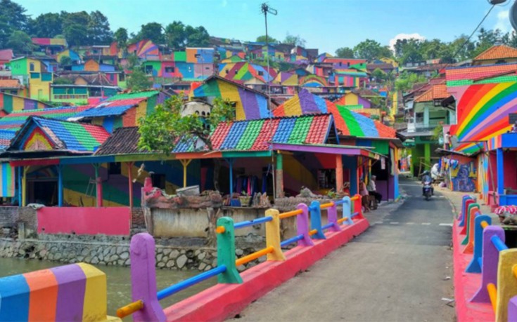 Το εντυπωσιακό χωριό-ουράνιο τόξο της Ινδονησίας