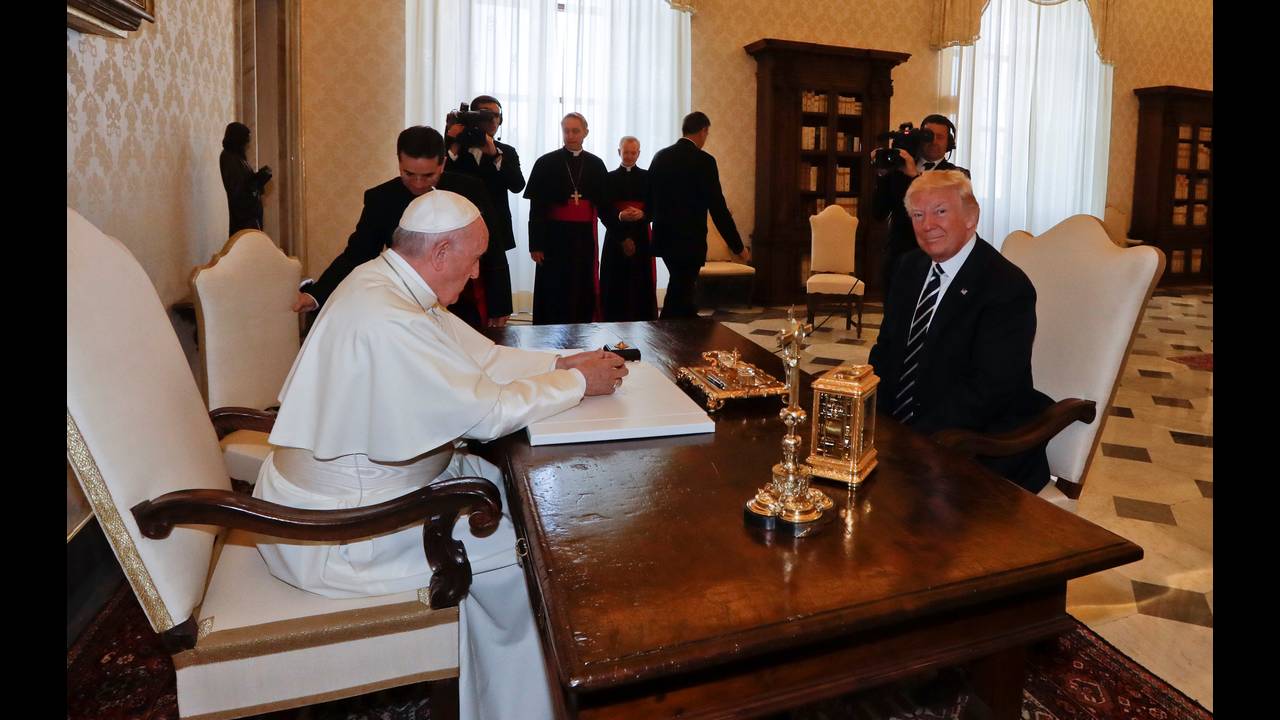 Αμήχανη συνάντηση μεταξύ του πάπα Φραγκίσκου και του Αμερικανού προέδρου