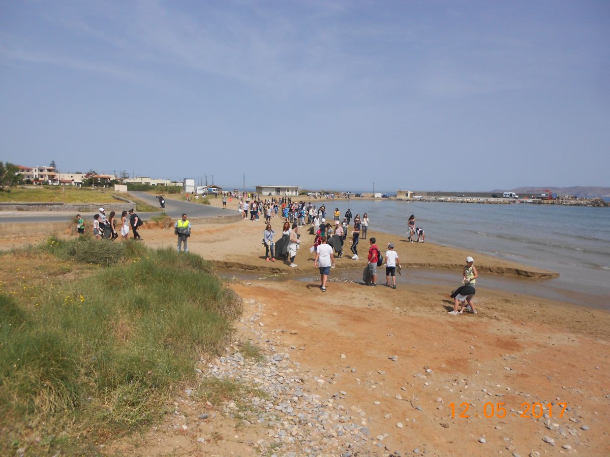 Μαθητές καθάρισαν την παραλία Γουρνών