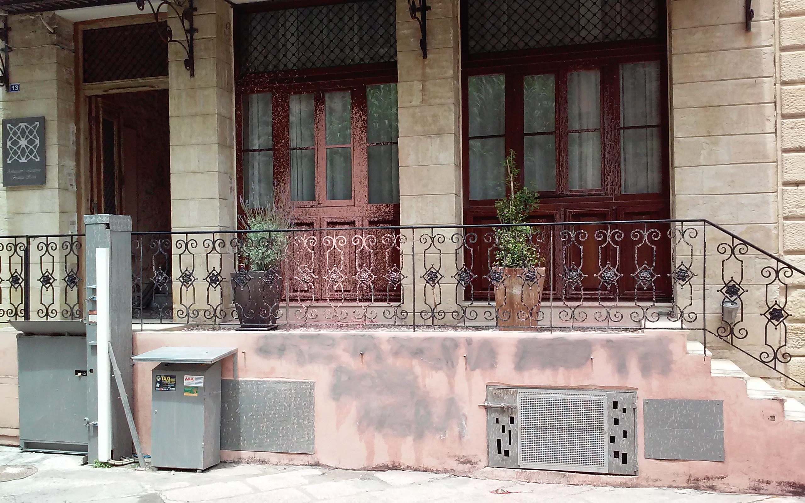 Επίθεση με μπογιές σε ξενοδοχείο στην Παλιά Πόλη Χανίων (φωτό – βίντεο)