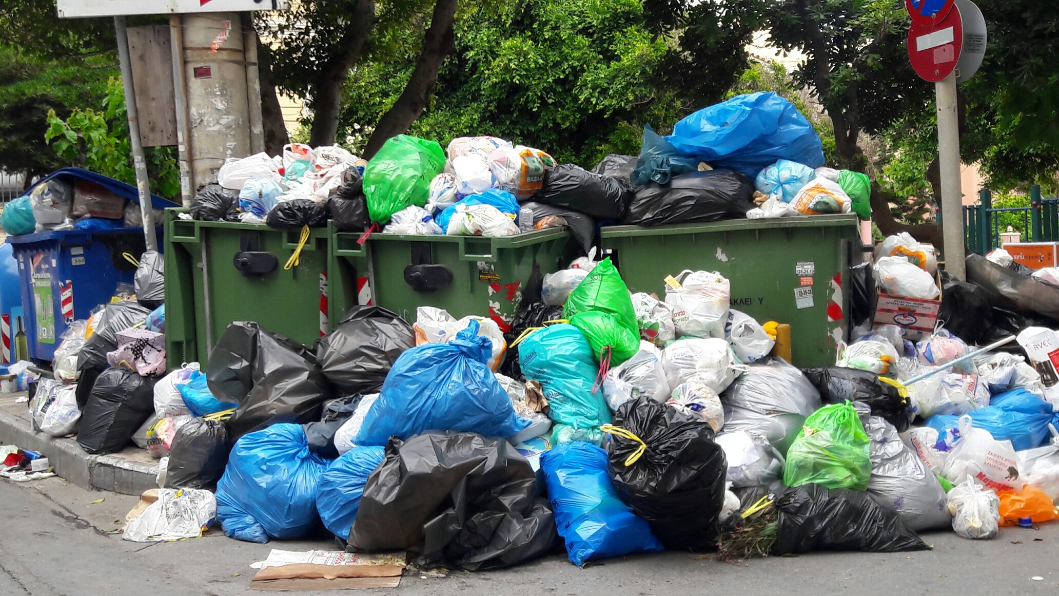 Γέμισε σκουπίδια το Ηράκλειο – Στην Αθήνα οι εργαζόμενοι στην καθαριότητα