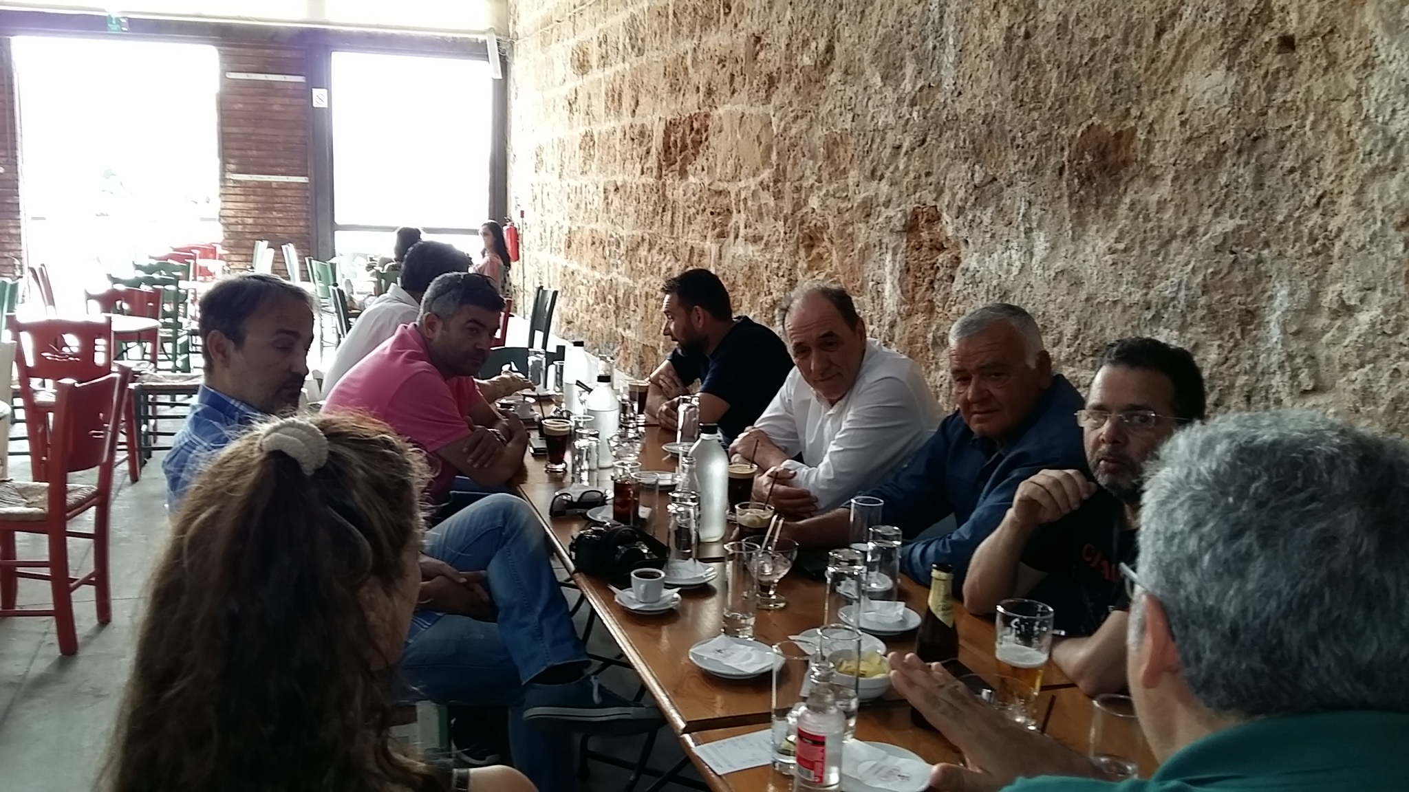 Χανιά: Συνάντηση για… καφέ και κουβέντα είχε ο Σταθάκης με δημοσιογράφους