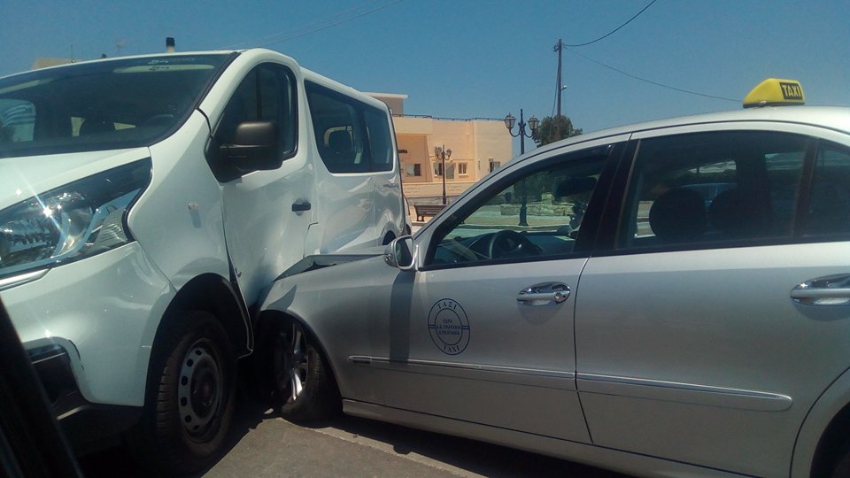 Κλούβα συγκρούστηκε με ταξί στο Γεράνι