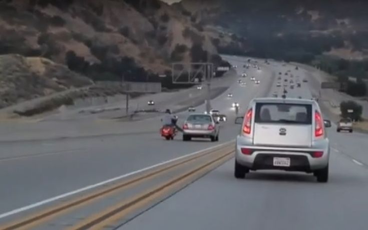 Μοτοσικλετιστής κλωτσάει αυτοκίνητο εν κινήσει κι ακολουθεί χάος (vid)