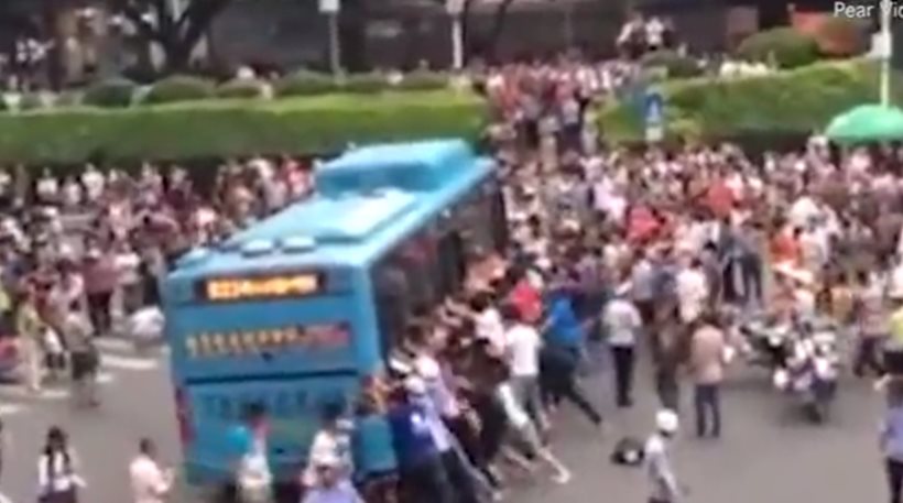 Περαστικοί σήκωσαν στα χέρια λεωφορείο για να σώσουν ηλικιωμένο (βίντεο)