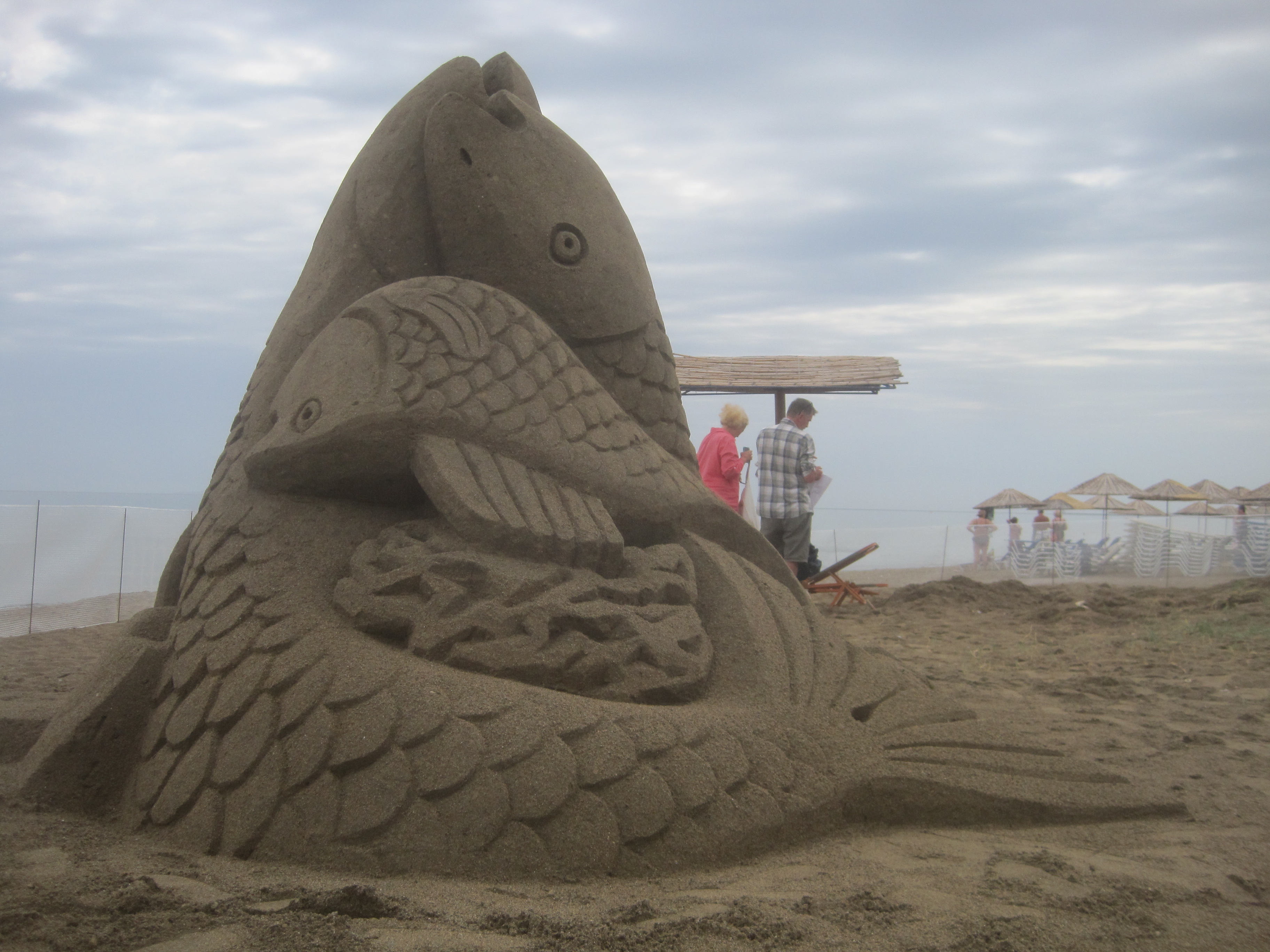 Έφτιαξαν εντυπωσιακά γλυπτά από… άμμο σε παραλία της Κρήτης (φωτο)