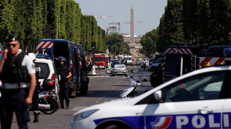 Άνδρας έπεσε με το όχημά του πάνω σε βαν της αστυνομίας στη Γαλλία