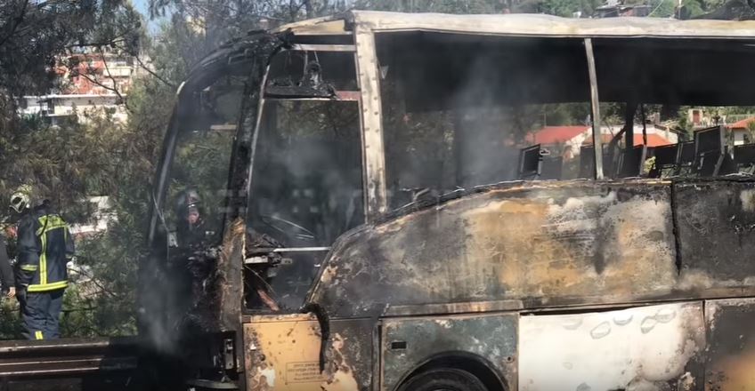 Φωτιά ξέσπασε σε τουριστικό λεωφορείο στην Θεσσαλονίκη (βίντεο)