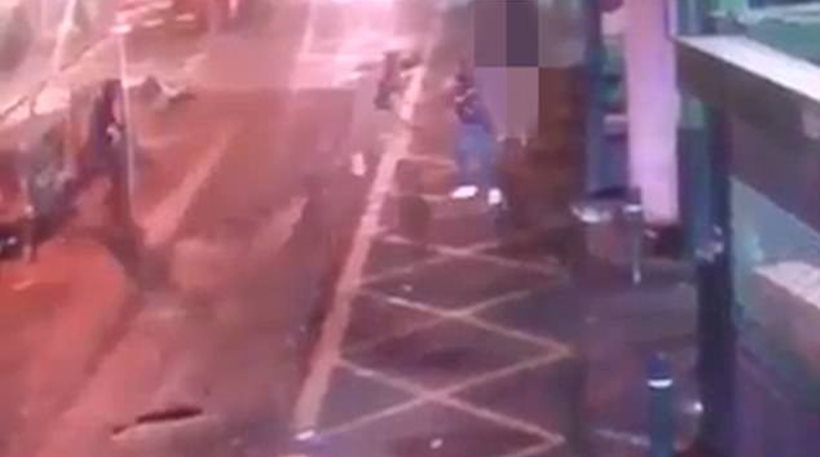 Η στιγμή που οι αστυνομικοί σκοτώνουν τους μακελάρηδες του Λονδίνου(βίντεο)