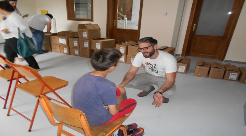 Μαζί για το Παιδί: Μοιράζει παπούτσια και χαμόγελα στα παιδιά της Κρήτης