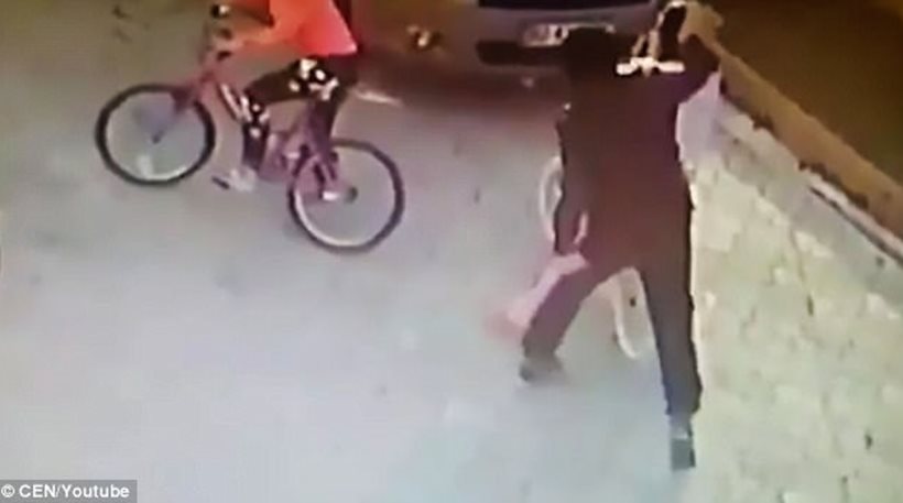 Τρομακτικό: Άνδρας χτυπάει εν ψυχρώ κορίτσι στο κεφάλι με πλάκα πεζοδρομίου