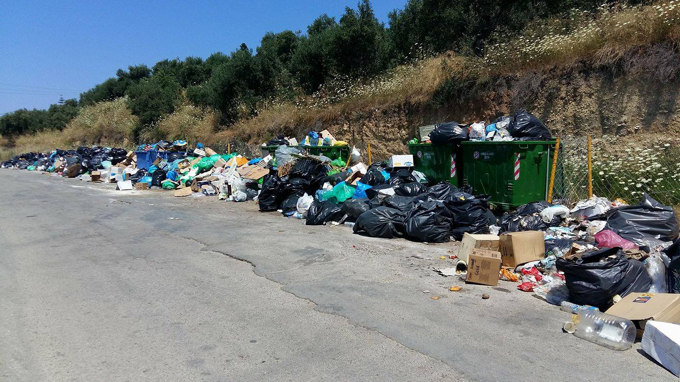 Χανιά:Τρομερές εικόνες από σκουπίδια κοντά σε μεγάλο ξενοδοχείο & ταβέρνες