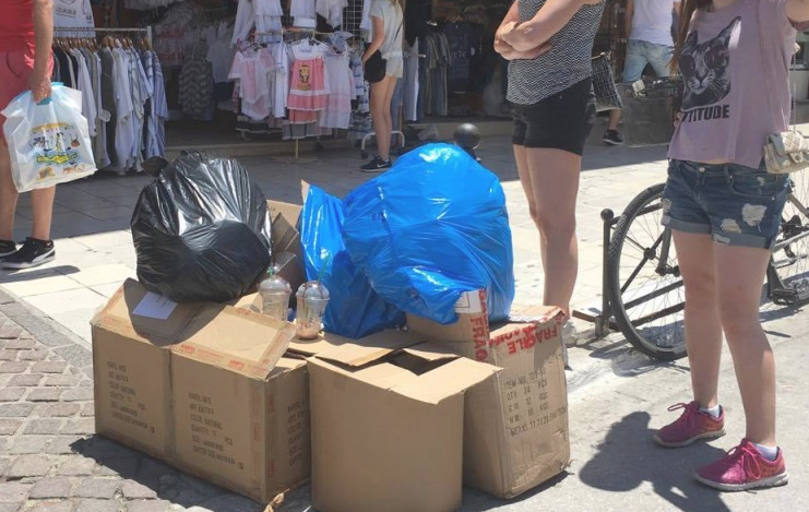 Γεμίζει σκουπίδια η παλιά πόλη λόγω της κινητοποίησης των εργαζομένων
