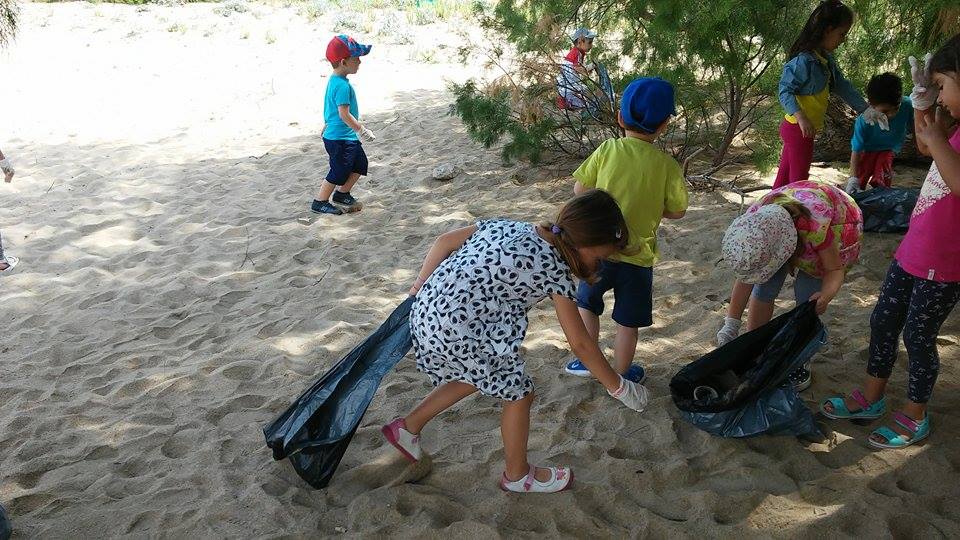 Προνήπια καθάρισαν την παραλία του Αγίου Ονουφρίου