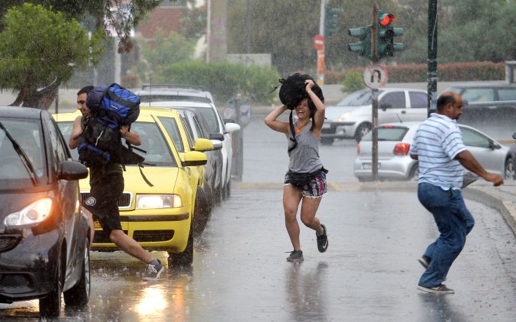 Πλημμύρες και προβλήματα από την σφοδρή καταιγίδα στην Αθήνα (φωτο)