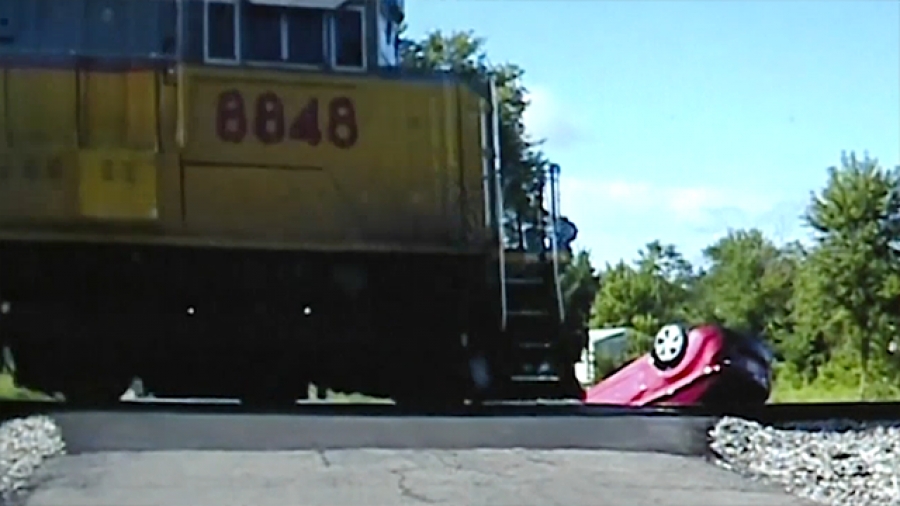Ανετράπη το αυτοκίνητό της και γλίτωσε παρά τρίχα από τρένο! (βίντεο)