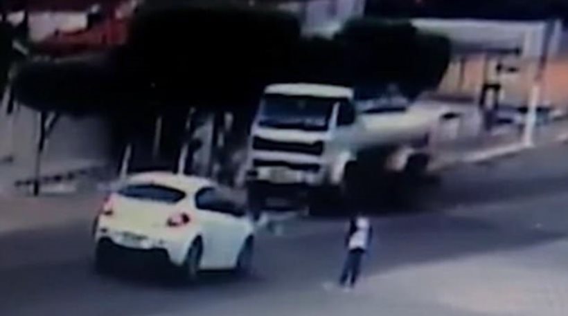 Απίστευτο βίντεο:Αμάξι χτυπάει παιδάκι κι εκείνο σηκώνεται χωρίς γρατζουνιά