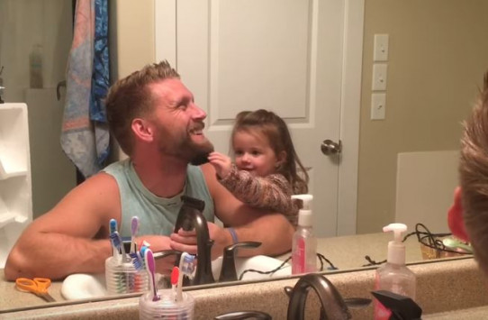 Ξυρίστηκε και η κόρη του τον ρωτά αν είναι ακόμα ο μπαμπάς της (βίντεο)