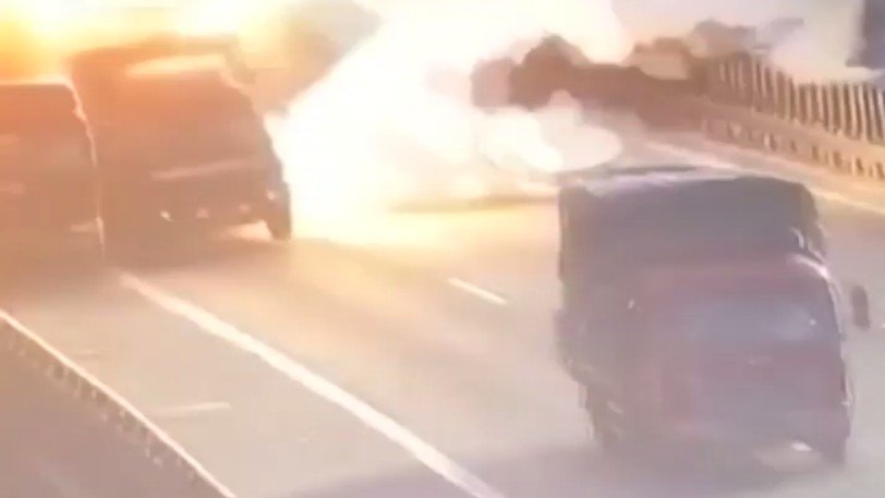 Λεωφορείο εκρήγνυται στη μέση του δρόμου! (βίντεο)