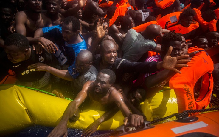Σπαρακτικές εικόνες: Ζωντανοί μαζί με νεκρούς μετανάστες στην ίδια λέμβο
