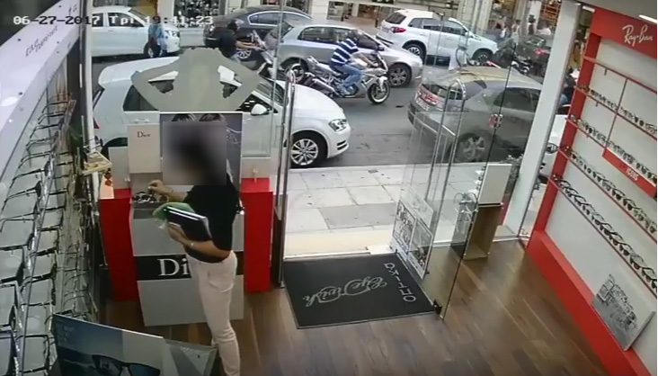 Νεαρή κοπέλα “βουτάει” γυαλιά ηλίου από κατάστημα οπτικών στα Χανιά (video)