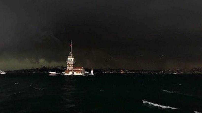 Σκοτείνιασε η μέρα στην Κωνσταντινούπολη: Πλημμύρες, καταστροφές, πυρκαγιές