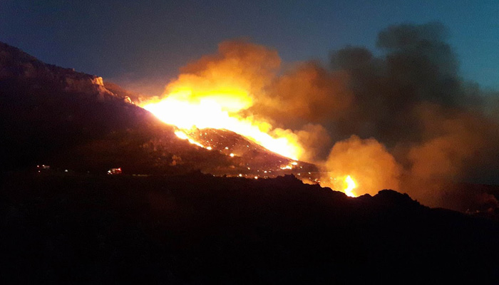 Μεγάλη πυρκαγιά στο Σφηνάρι Κισάμου (φωτο – βίντεο)