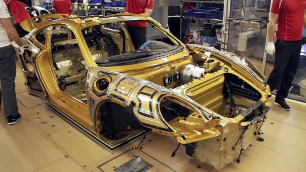 Δείτε πώς η Porsche φτιάχνει τις χρυσές Turbo S Exclusive Series (βίντεo)