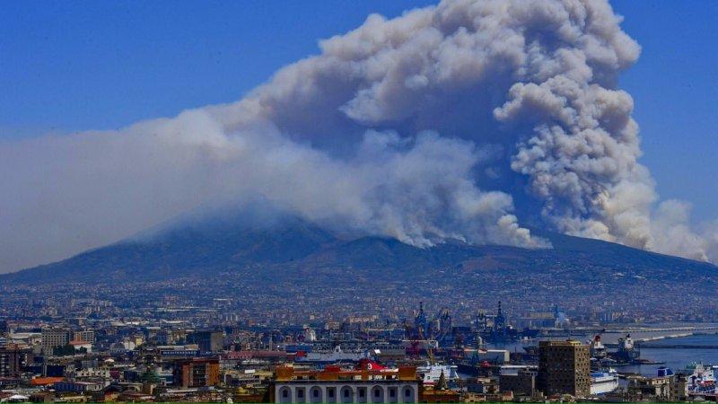 Στις φλόγες ο Βεζούβιος – Φοβήθηκαν πιθανή έκρηξη του ηφαιστείου (βίντεο)