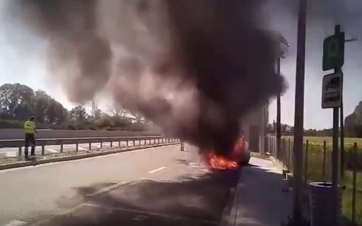 Αυτοκίνητο τυλίχθηκε στις φλόγες στην Εθνική οδό Αθηνών – Λαμίας(βίντεο)