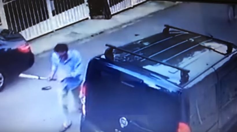 Συνέβη στην Αθήνα: Έσπασε με ρόπαλο αμάξι γιατί τον εμπόδιζε (βίντεο)