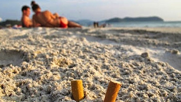 Τα αποτσίγαρα στις παραλίες αποτελούν τεράστια πηγή μόλυνσης