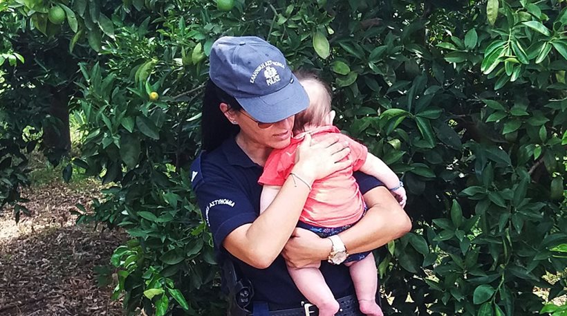 Viral η αστυνομικός που ηρεμεί στην αγκαλιά της μωρό μετά από ατύχημα!
