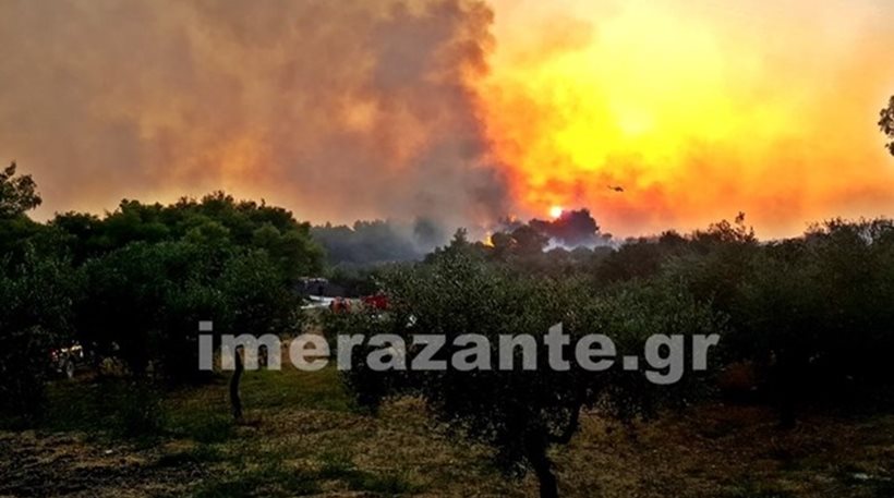 Έτοιμοι να εκκενώσουν χωριό στη Ζάκυνθο – Στις αυλές των σπιτιών η φωτιά