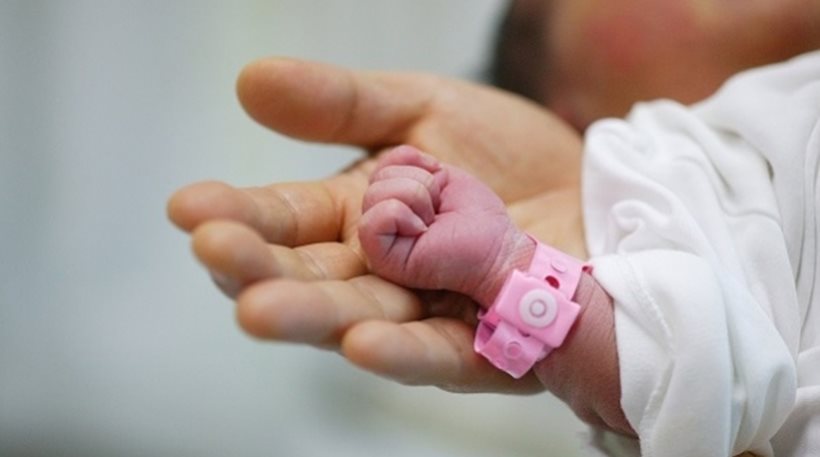 Μητέρα γεννά με «φυσιολογική καισαρική». Το viral βίντεο της ημέρας