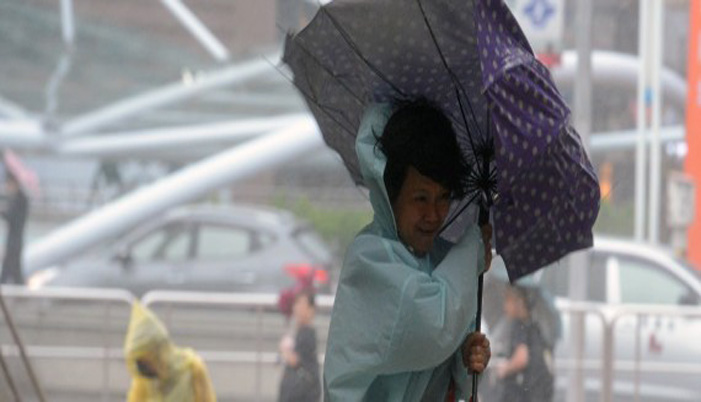 Ο τυφώνας Νόρου κατηγορίας 5 πλήττει την Ιαπωνία. Χωρίς ρεύμα 11.000 σπίτια