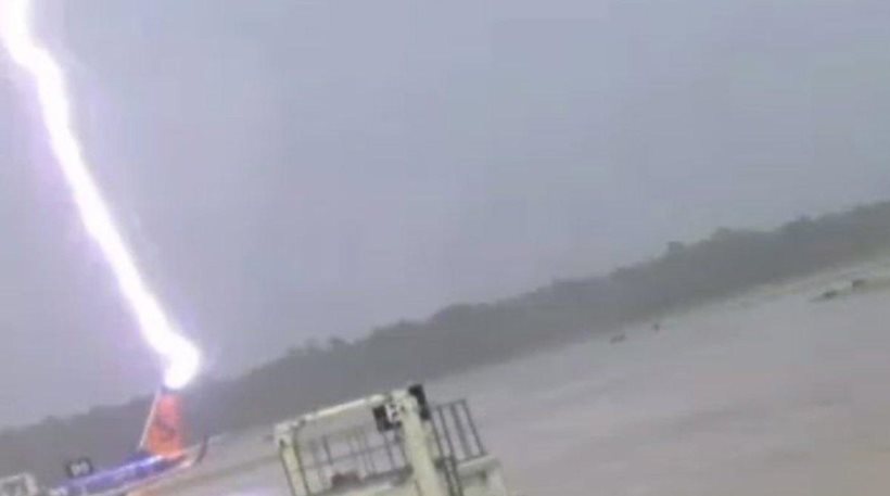 Τρομακτικό βίντεο: Κεραυνός χτυπά εργαζόμενο σε αεροδρόμιο