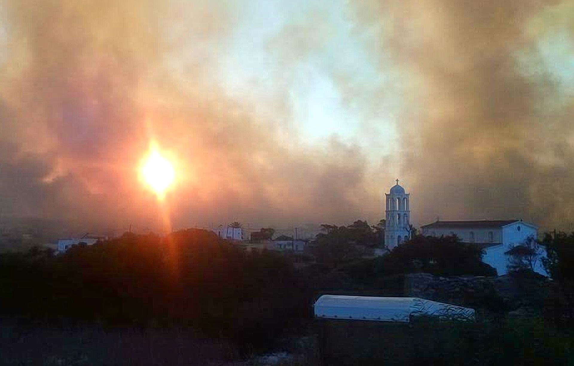 Ως τη Λιβύη ο καπνός απ’τη φωτιά που κατακαίει τα Κύθηρα (βίντεο + φωτο)