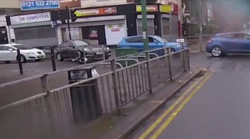 Βίντεο σοκ: Οδηγός Mercedes συνθλίβει με τις ρόδες πεζό & τον εγκαταλείπει
