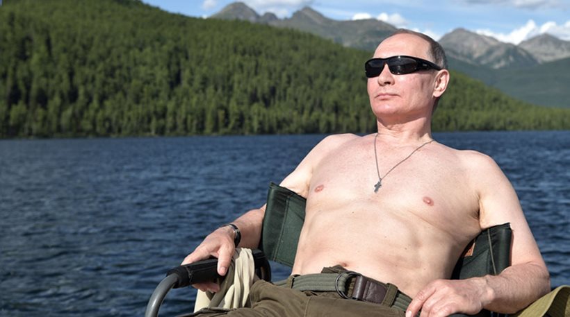 Τι ψάρια πιάνει ο Πούτιν; Η πέστροφα «τρόπαιο» και η σέξι ηλιοθεραπεία