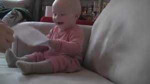 Μωρό ξεκαρδίζεται με τα χαρτιά που σκίζει ο πατέρας του(βίντεο)