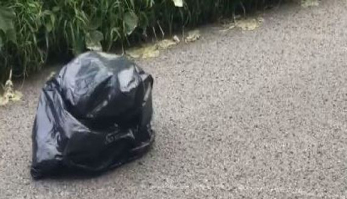 Μια μαύρη σακούλα σκουπιδιών στον δρόμο έκρυβε αυτό που δεν περίμενε να δει