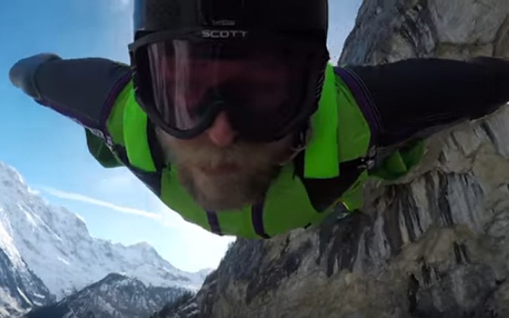 Πέταξε μέσα από καταρράκτη με wingsuit (βίντεο)